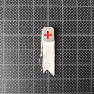 Abzeichen Rotes Kreuz als Anstecknadel mit weissem Band